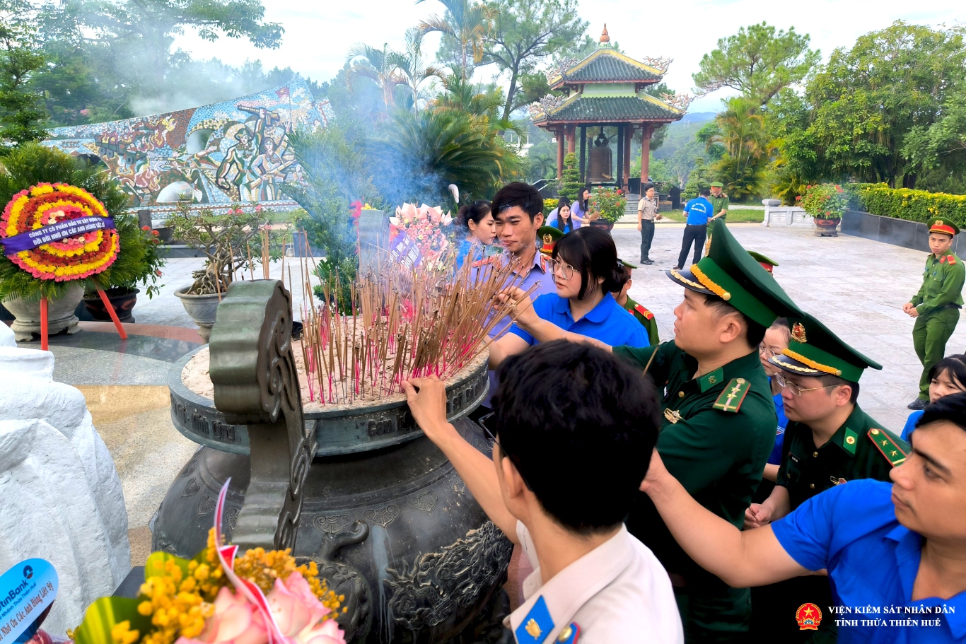 Đoàn thanh niên các đơn vị khối thi đua Nội chính tỉnh Thừa Thiên Huế dâng hương, hoa tri ân các anh hùng liệt sĩ