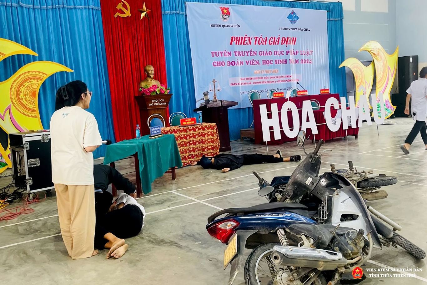 Sân khấu hóa nội dung của phiên tòa do các học sinh thực hiện