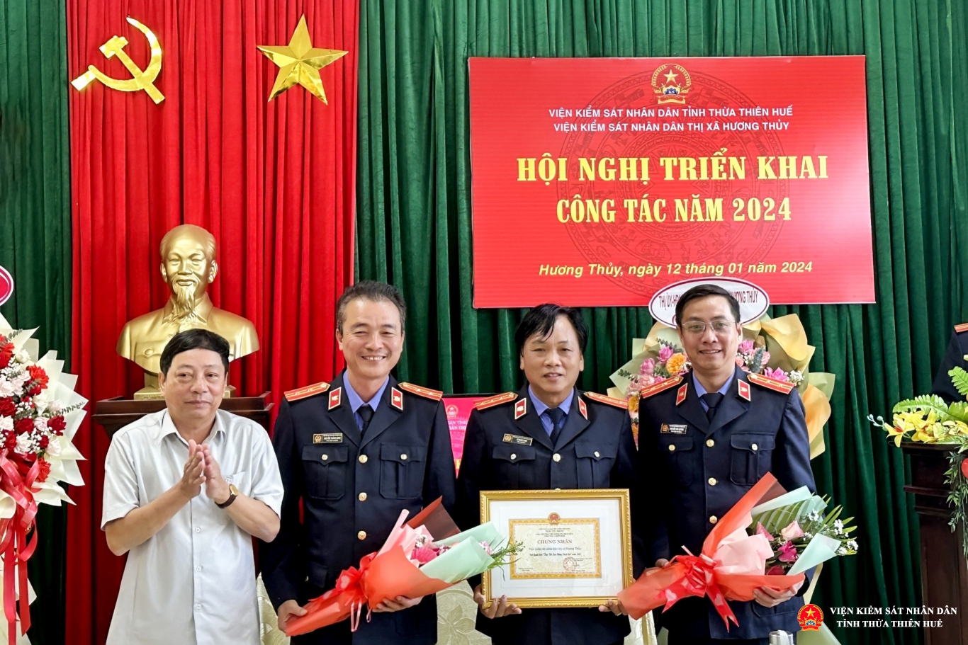 VKSND thị xã Hương Thủy nhận danh hiệu “Tập thể lao động xuất sắc”