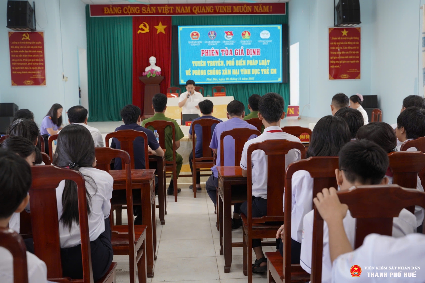 VKSND Khu vực 4 - Huế phối hợp tổ chức phiên tòa giả định tuyên truyền pháp luật cho học sinh THCS