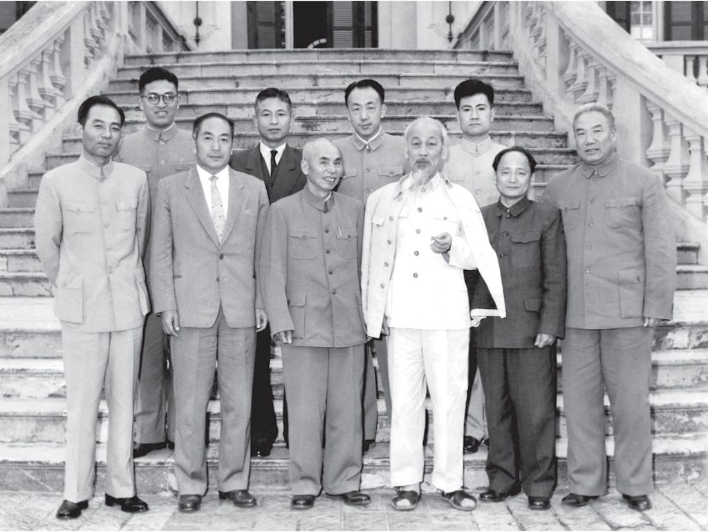 Chủ tịch Hồ Chí Minh cùng đồng chí Hoàng Quốc Việt, Viện trưởng Viện kiểm sát nhân dân tối cao chụp ảnh với Đoàn đại biểu Viện kiểm sát tối cao nước Cộng hòa nhân dân Trung Hoa nhân dịp Đoàn sang thăm và làm việc với Viện kiểm sát nhân dân tối cao Việt Na