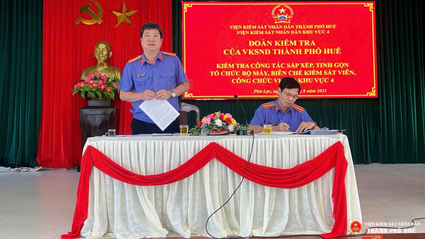 Đồng chí Nguyễn Trung Kiên - Phó Bí thư Đảng uỷ, Phó Viện trưởng VKSND thành phố Huế phát biểu chỉ đạo tại buổi làm việc