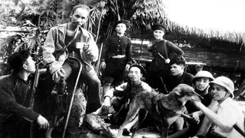 Lực lượng cán bộ bảo vệ Chủ tịch Hồ Chí Minh trên đường đi công tác năm 1947. (Ảnh sưu tầm)