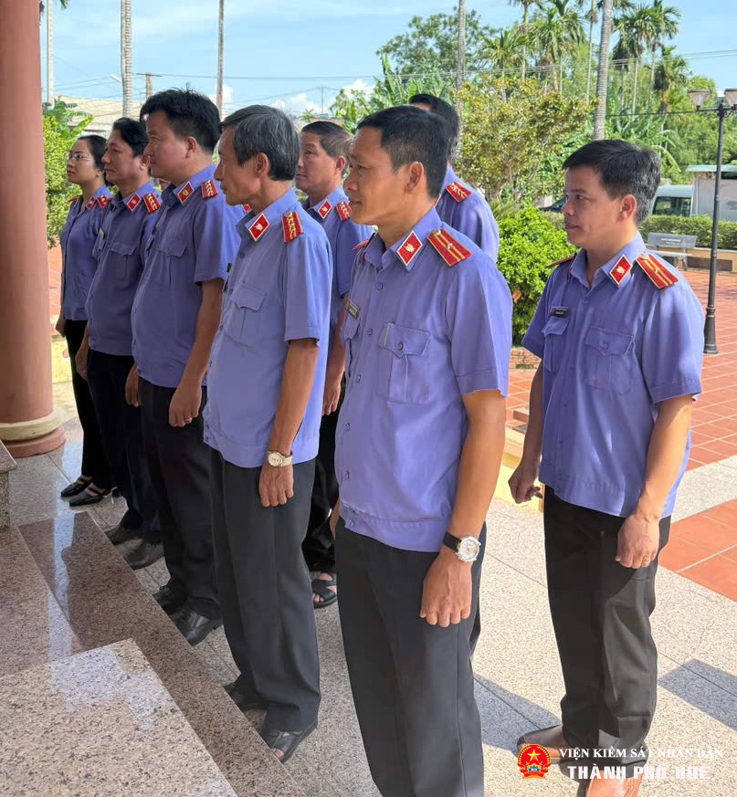 Chi bộ tổ chức dâng hoa tại tượng đài, nhà lưu niệm Đại tướng Nguyễn Chí Thanh