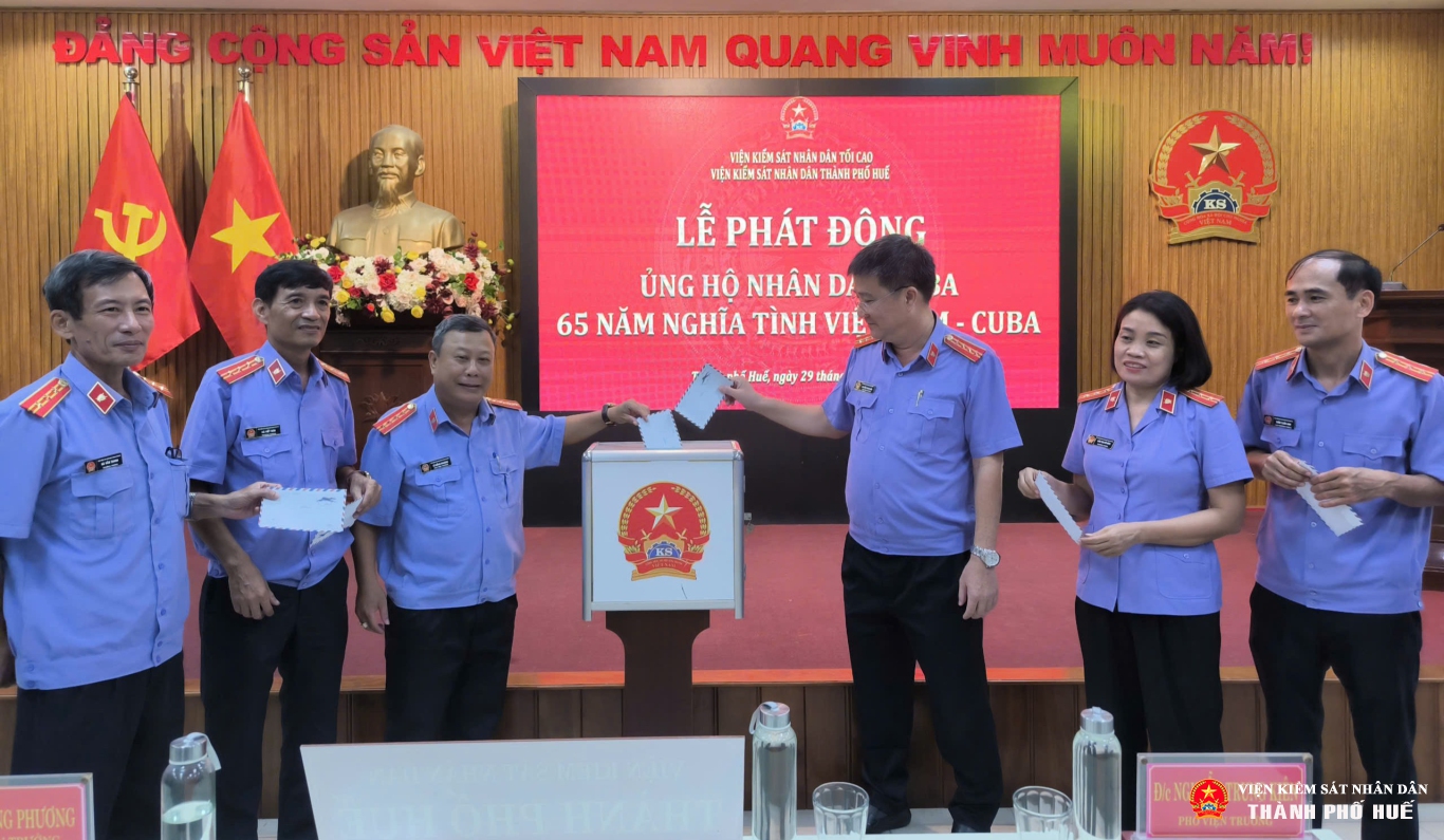 Lãnh đạo, cán bộ công chức, người lao động VKSND thành phố ủng hộ nhân dân Cuba