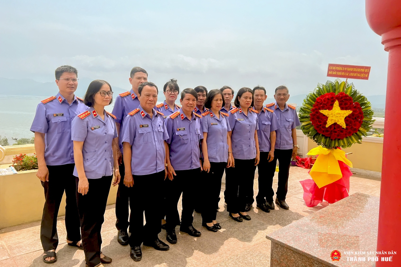 Chi bộ tổ chức dâng hoa tại Nghĩa trang liệt sĩ