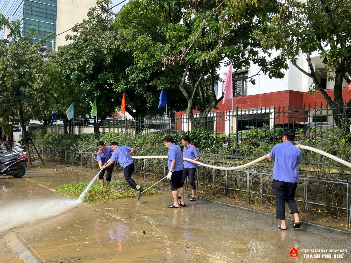 VKSND thành phố Huế ra quân dọn vệ sinh sau mưa lũ