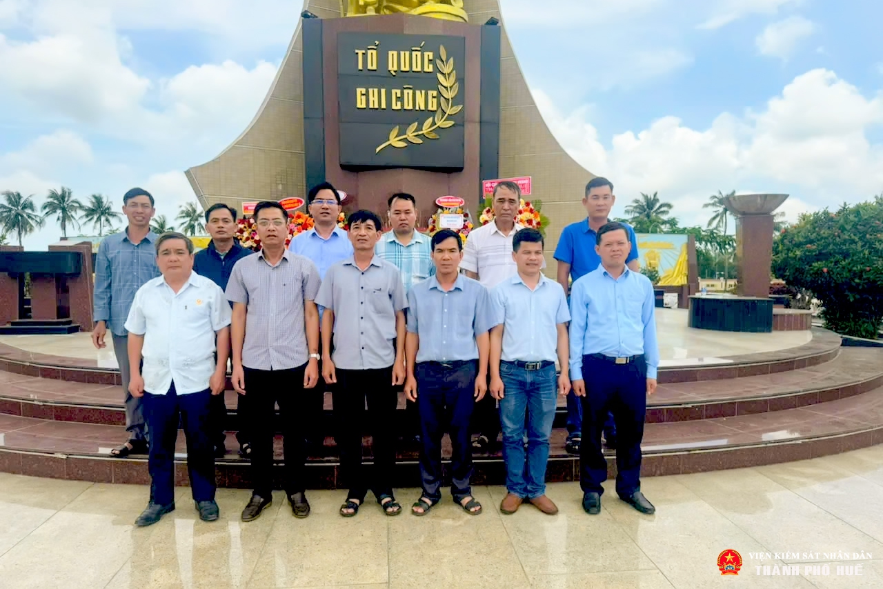 Hội Cựu chiến binh Viện kiểm sát nhân dân thành phố Huế viếng thăm nghĩa trang liệt sỹ Điện Bàn, tỉnh Quảng Nam.