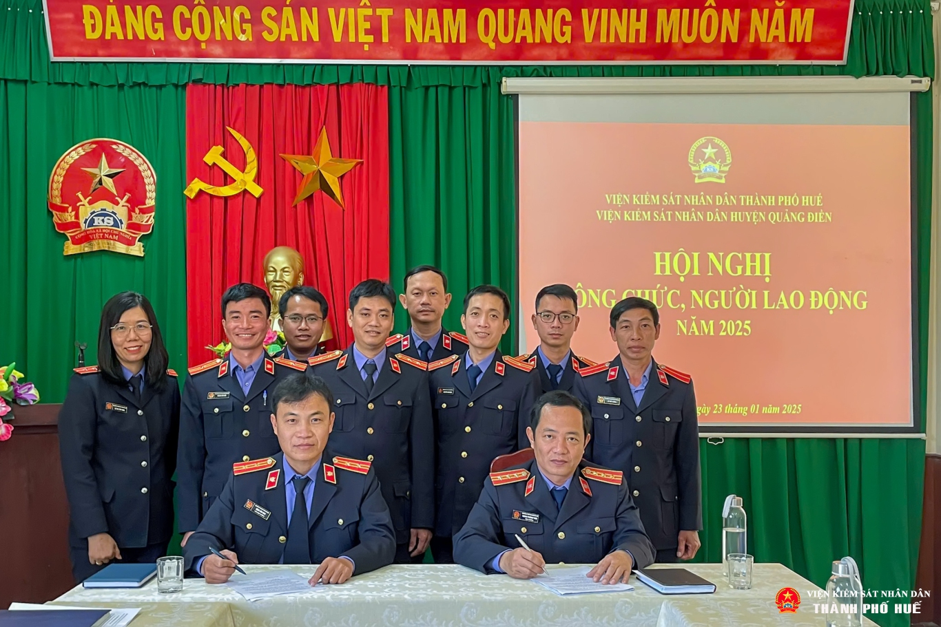 Lãnh đạo Cơ quan và Công Đoàn ký kết giao ước thi đua năm 2025