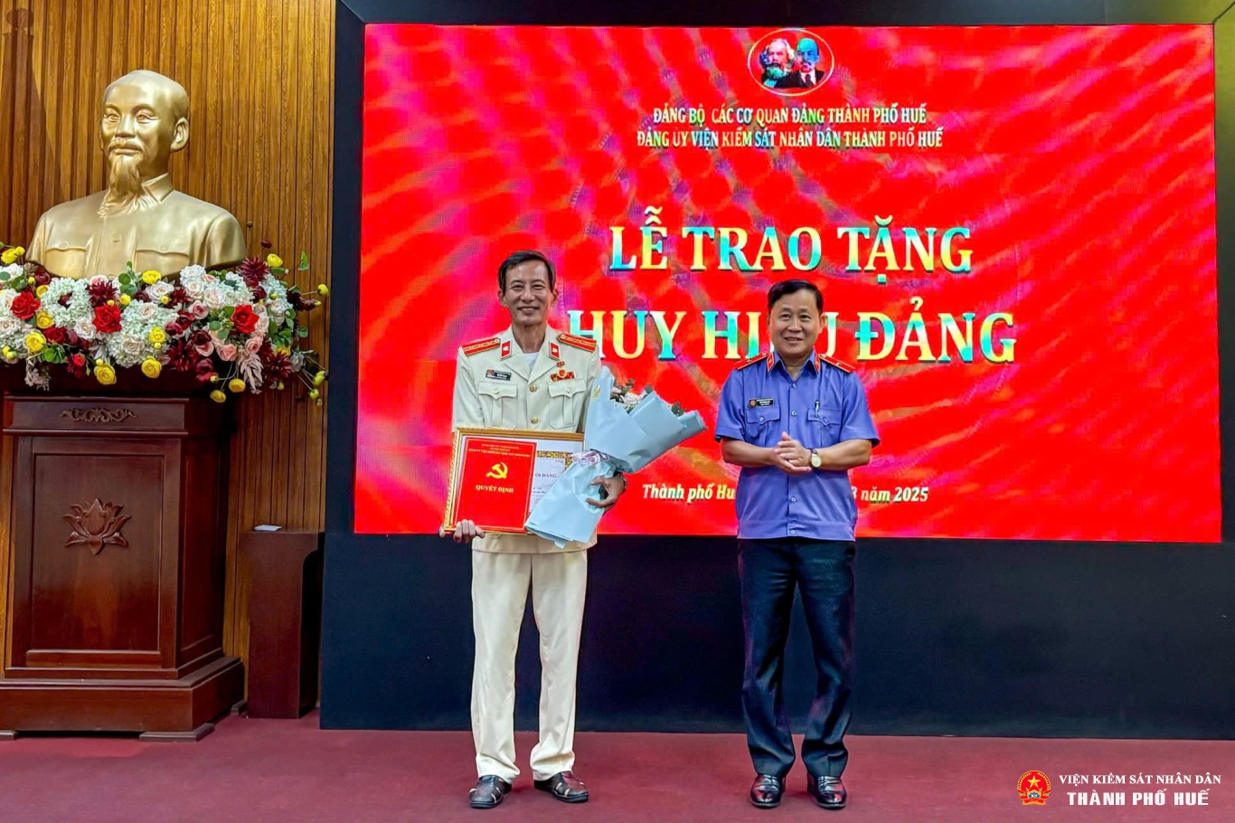 Đồng chí Hồ Thanh Hải trao tặng Huy hiệu 30 năm tuổi Đảng  cho đồng chí Hà Văn Thanh