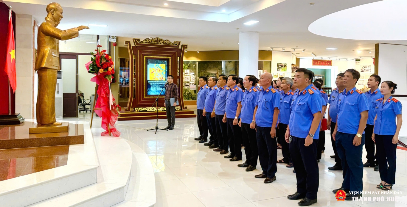Toàn thể đảng viên, quần chúng VKSND khu vực 3 dâng hoa, dâng hương và mặc niệm tưởng nhớ Chủ tịch Hồ Chí Minh