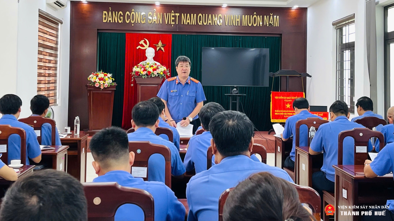 Đồng chí Nguyễn Trung Kiên - Phó Bí thư Đảng uỷ, Phó Viện trưởng VKSND thành phố Huế phát biểu chỉ đạo tại buổi làm việc