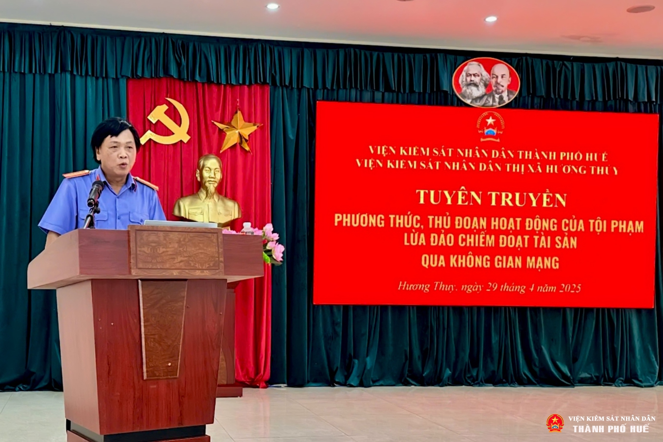 Đồng chí Lê Ngọc Linh, Viện trưởng VKSND thị xã Hương Thủy tuyên truyền tại Trung tâm bồi dưỡng chính trị thị xã