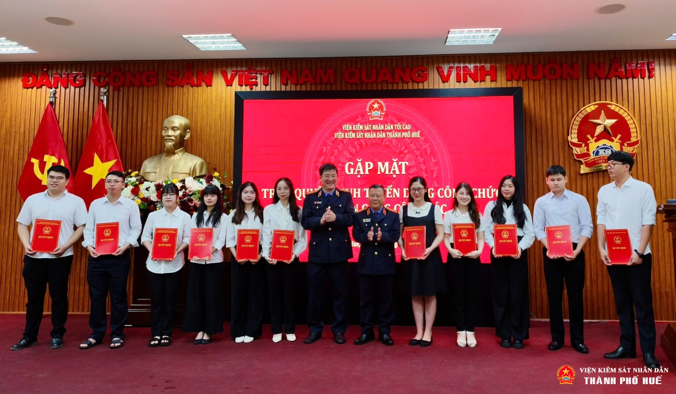 Lãnh đạo VKSND thành phố Huế trao quyết định cho 11 công chức