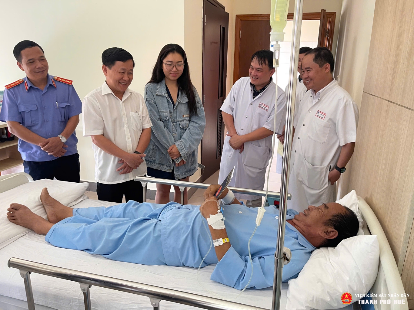 Đồng chí Hồ Thanh Hải thăm hỏi đồng chí Khambang Phasaveng