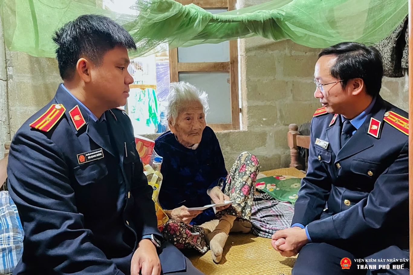 Lãnh đạo đơn vị đến thăm, tặng quà cụ bà Đoàn Thị Gái, 91 tuổi, ở tại thôn Phong Thu, xã Phong Mỹ, thị xã Phong Điền, thành phố Huế.