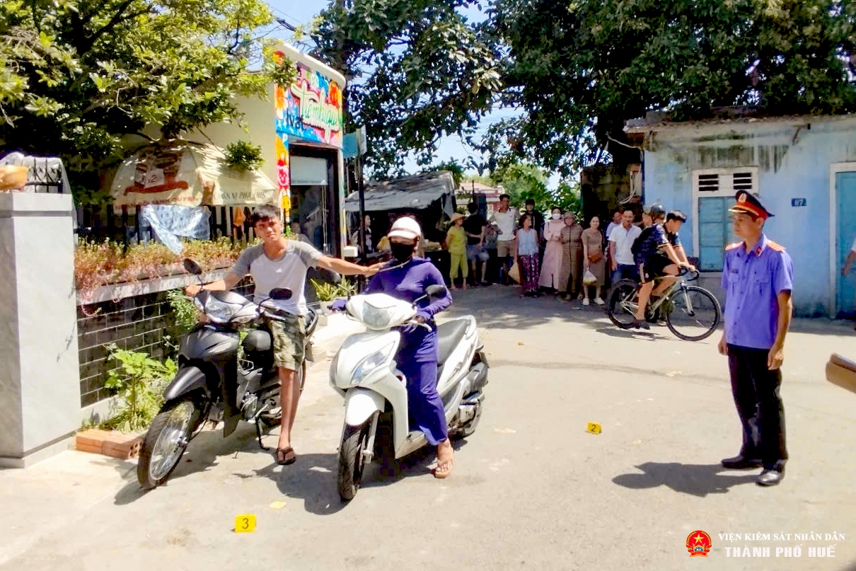 Kiểm sát viên kiểm sát thực nghiệm điều tra dựng lại hiện trường cướp giật tài sản tại phường Phường Đúc.