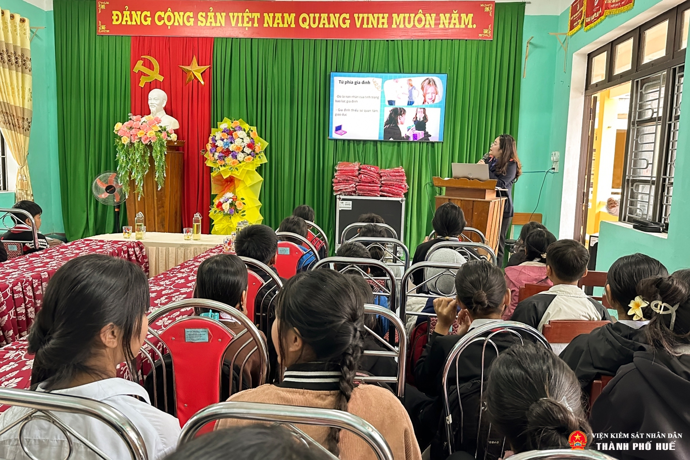 Tuyên truyền tại Trường Tiểu học – Trung học cơ sở A Roàng, huyện A Lưới, Thành phố Huế.