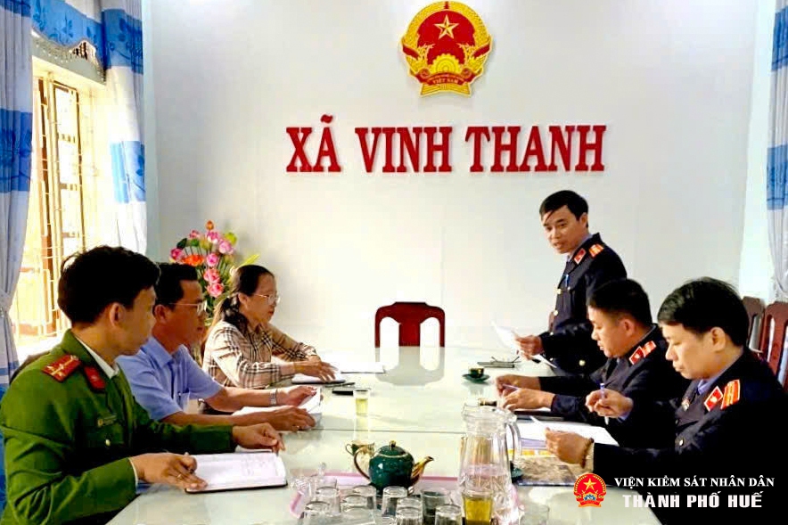 Đoàn kiểm sát trực tiếp kiểm sát, trao đổi và làm việc với Chủ tịch xã, Phó chủ tịch xã và cán bộ Công an xã Vinh Thanh