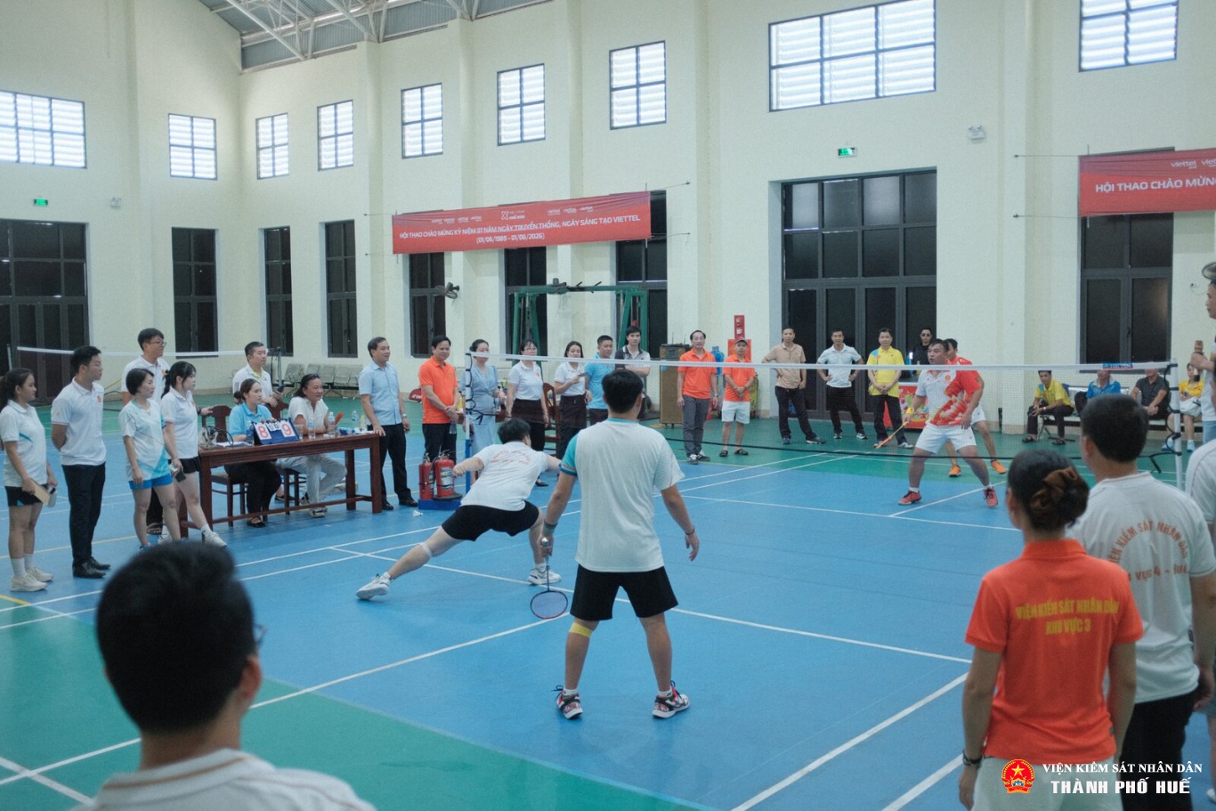 05 thi dau cau long 1