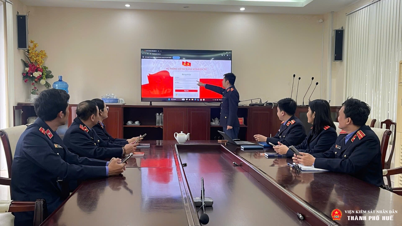 Chi bộ Văn phòng tổ chức tập huấn sử dụng Sổ tay đảng viên điện tử