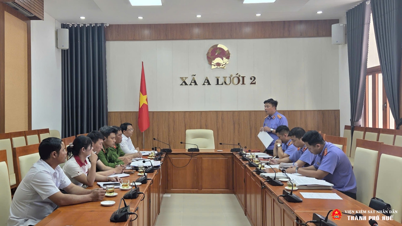Viện kiểm sát nhân dân khu vực 3 - Huế làm việc tại UBND xã A Lưới 2.