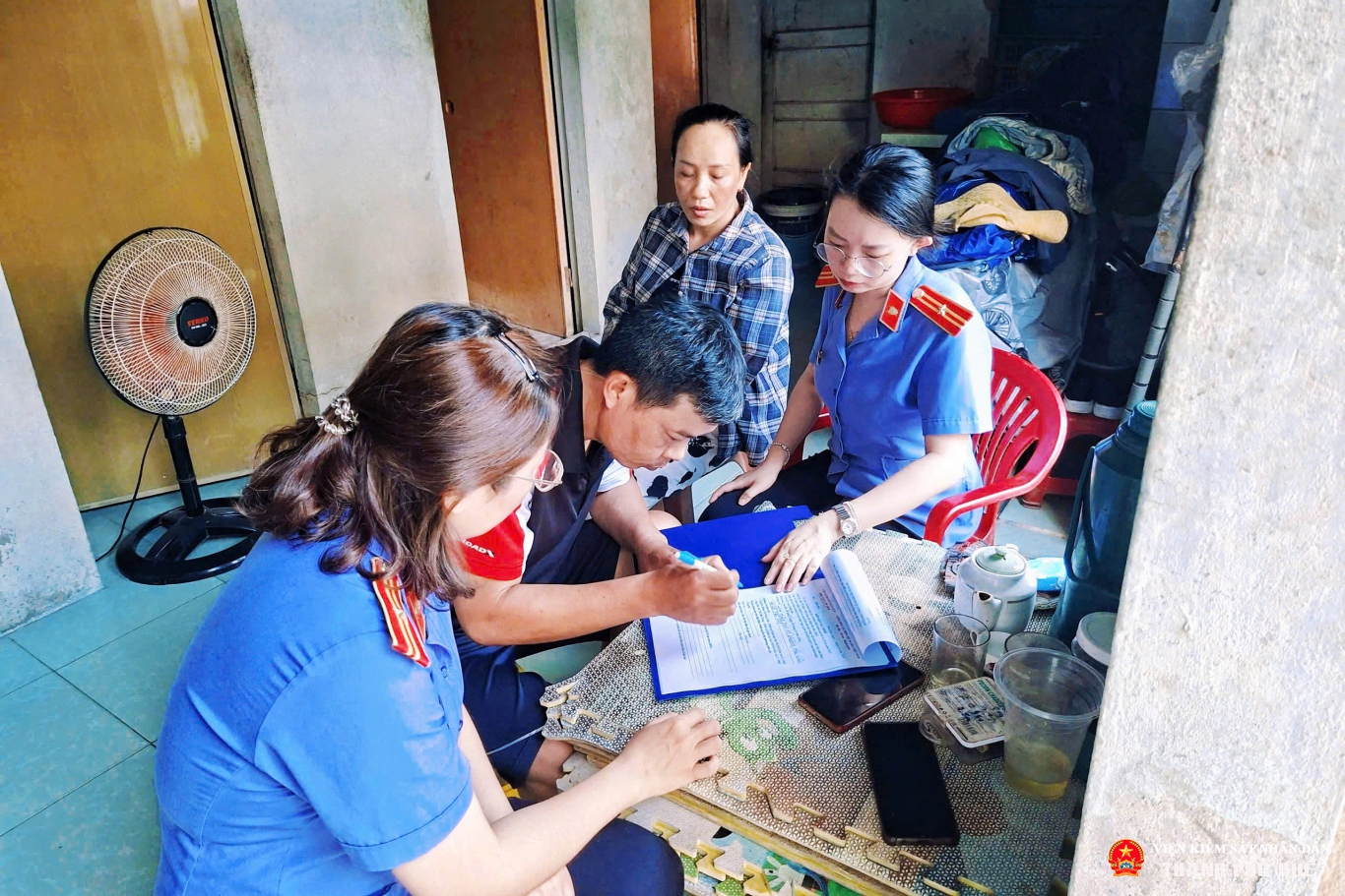 Kiểm sát viên VKSND khu vực 2 – Huế trực tiếp xác minh tại nhà dân.