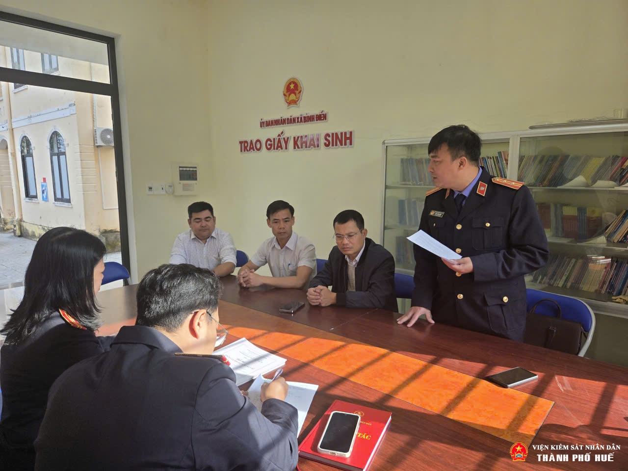 Đoàn công tác của VKSND khu vực 3 - Huế phối hợp với UBND xã Bình Tiến tiến hành xác minh điều kiện THADS đối với vụ việc chưa có điều kiện thi hành tại địa bàn