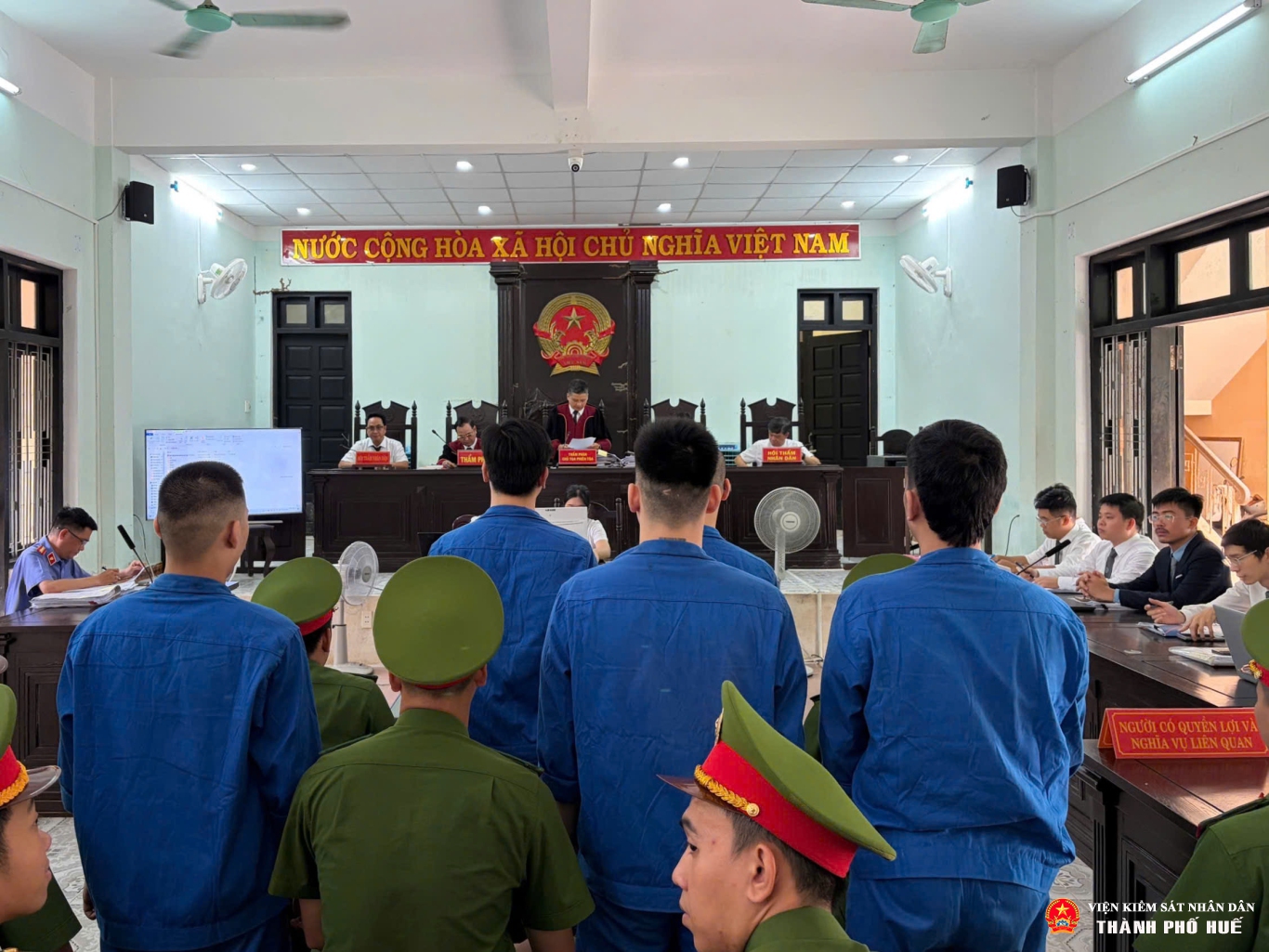 Toàn cảnh phiên tòa