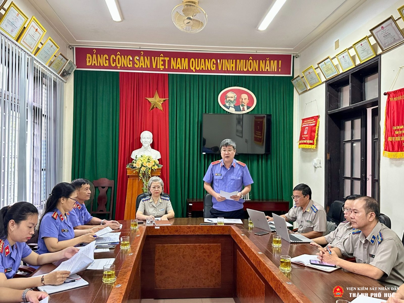 Viện kiểm sát nhân dân thành phố Huế kháng nghị vi phạm trong việc thu phí thi hành án dân sự khi giao tài sản thi hành án