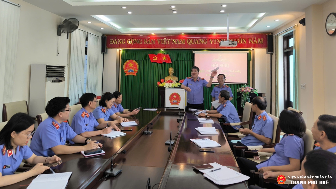 Đồng chí Nguyễn Trung Kiên - Phó Bí thư Đảng ủy, Phó Viện trưởng Viện kiểm sát nhân dân thành phố Huế trực tiếp bốc thăm ngẫu nhiên tại Hội nghị.