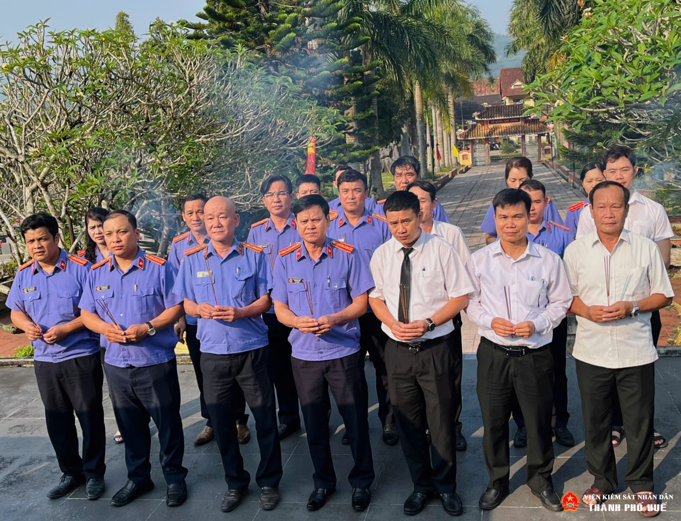 Tập thể Lãnh đạo, công chức VKSND và TAND khu vực 3 – Huế trang nghiêm dâng hương tại Nghĩa trang liệt sỹ A Lưới.