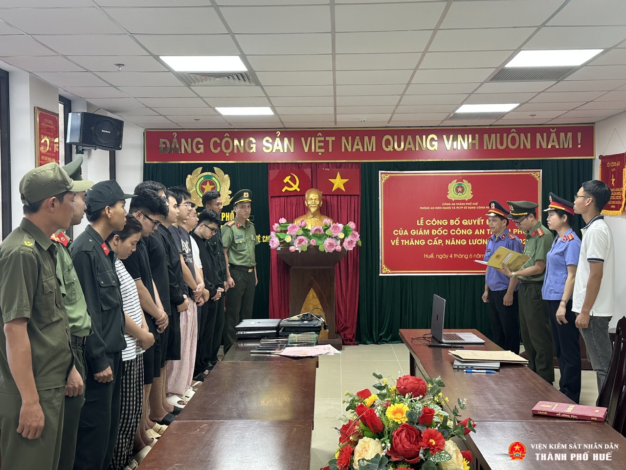 Kiểm sát viên kiểm sát việc bắt tạm giam các bị can