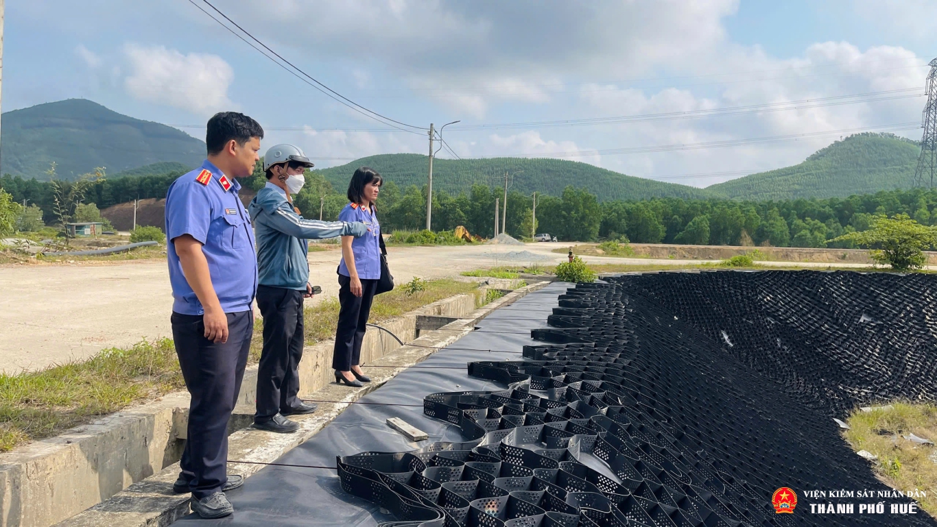 Kiểm sát viên Viện kiểm sát nhân dân khu vực 3 - Huế trực tiếp xuống hiện trường kiểm tra, xác minh tiến độ và chất lượng các hạng mục thi công.