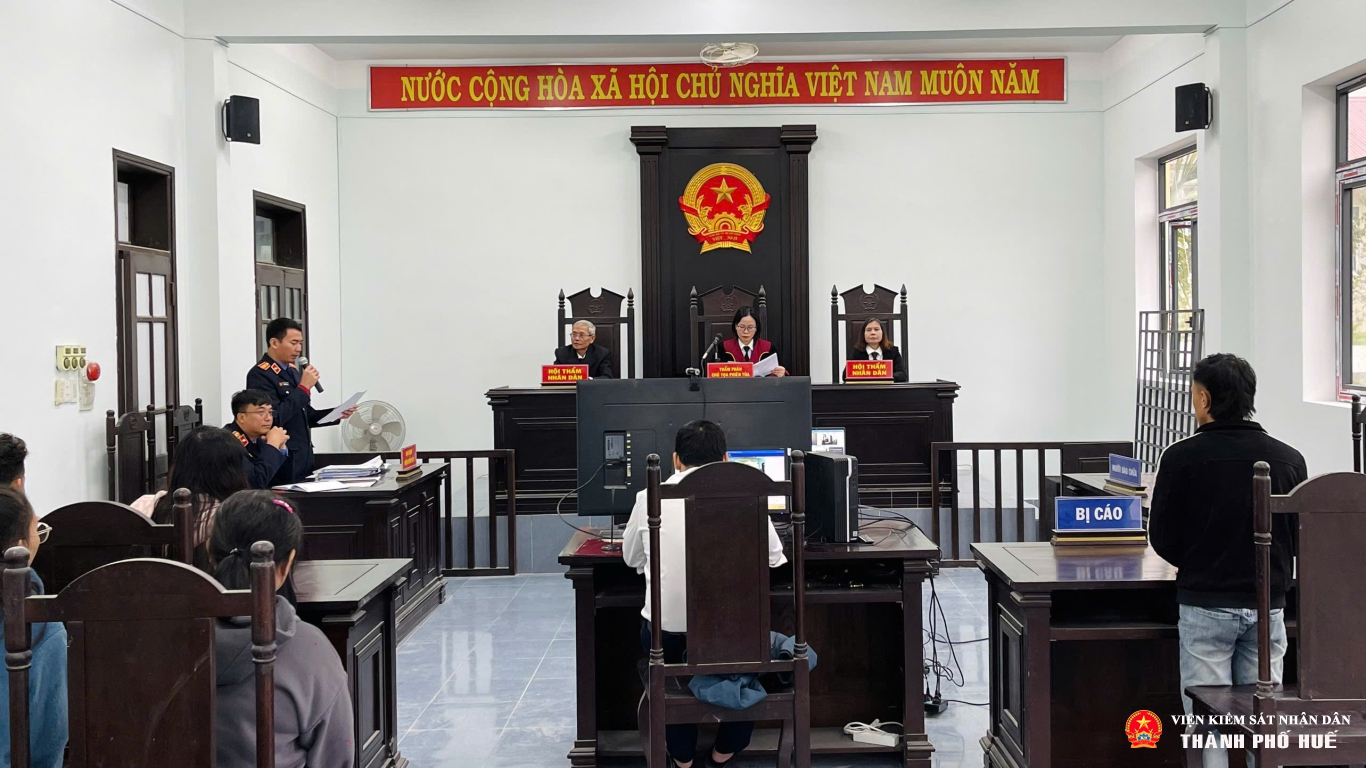 KSV Trần Tiến Dũng và Trần Quốc Đại thực hành quyền công tố, Kiểm sát xét xử vụ Nguyễn Hiếu cùng đồng phạm phạm tội “Trộm cắp tài sản” và “Lừa đảo chiếm đoạt tài sản”