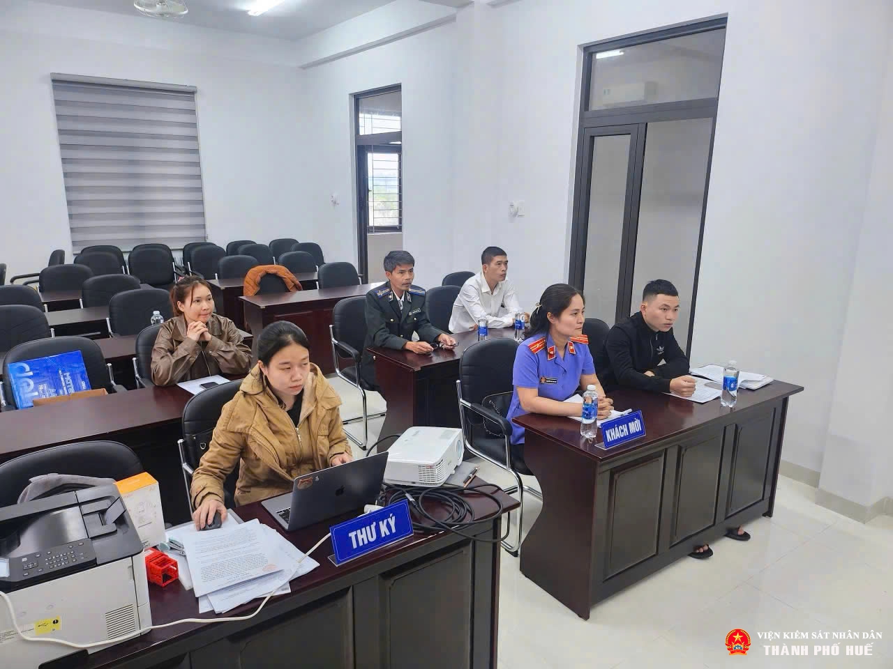 Kiểm sát viên VKSND khu vực 2 - Huế tham gia kiểm sát tại buổi làm việc.