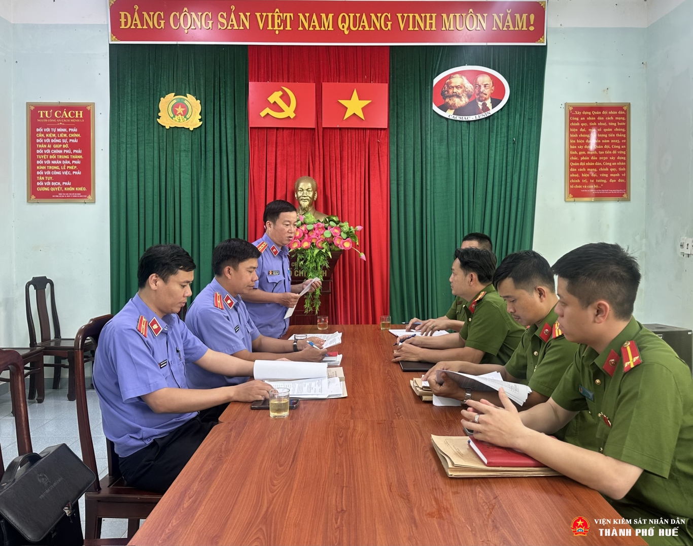 Toàn cảnh buổi làm việc tại Công an xã Khe Tre