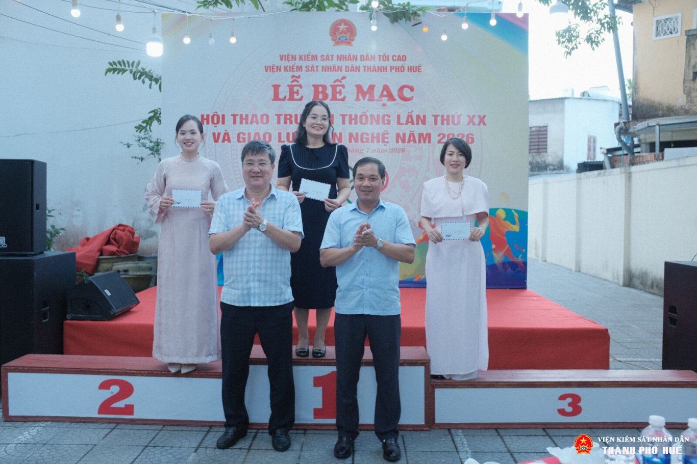 nhat nhi ba van nghe