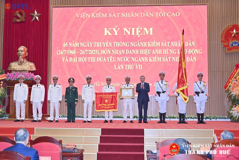 Tổng Bí thư Tô Lâm thay mặt lãnh đạo Đảng, Nhà nước  trao tặng danh hiệu Anh hùng Lao động cho Viện kiểm sát nhân dân tối cao (Ngày 21/7/2025). Ảnh: PV