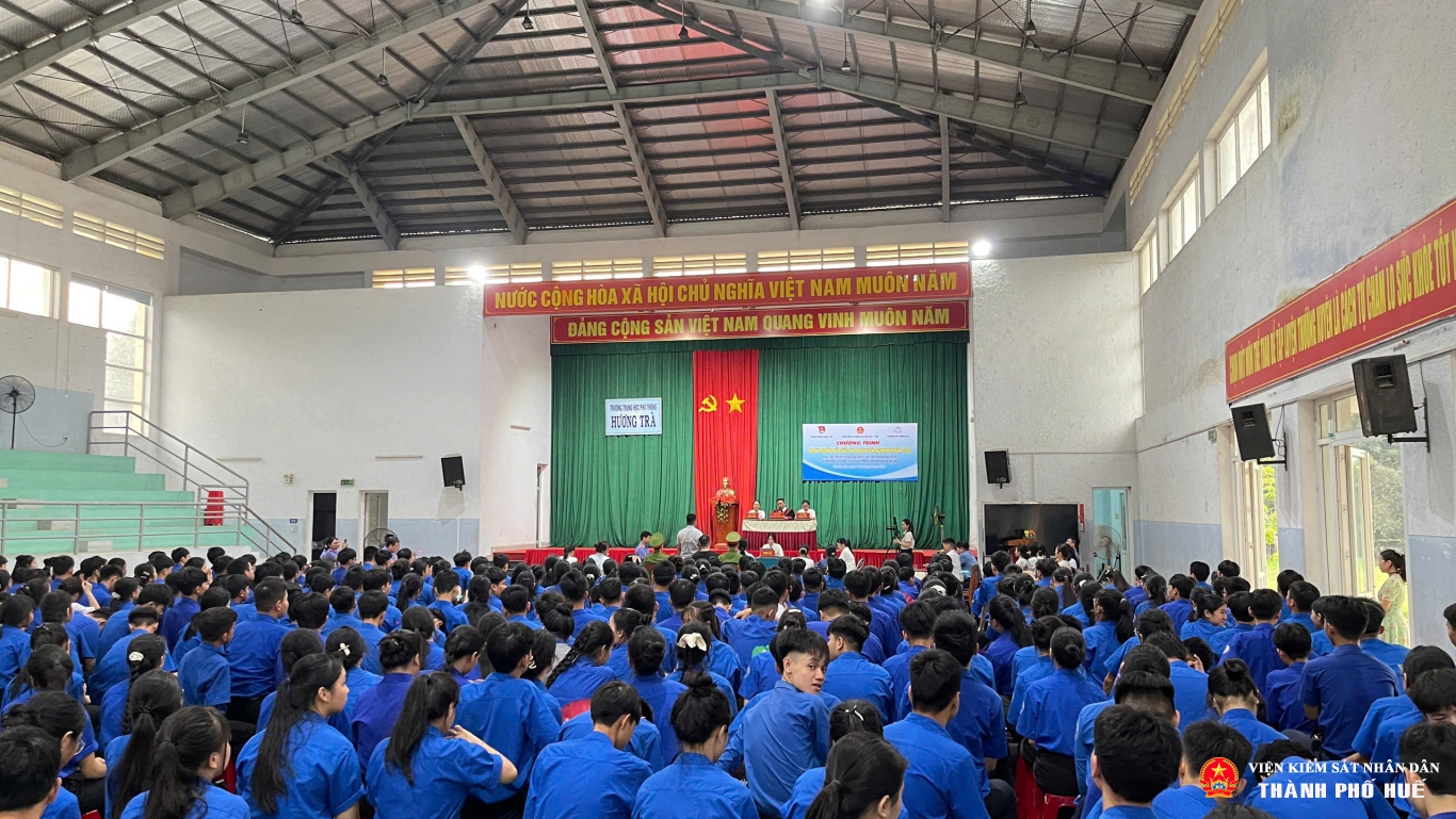 Toàn cảnh phiên tòa giả định xét xử tội “Tổ chức, sử dụng trái phép chất ma túy” thu hút sự tham gia theo dõi đông đảo của các em học sinh Trường THPT Hương Trà.