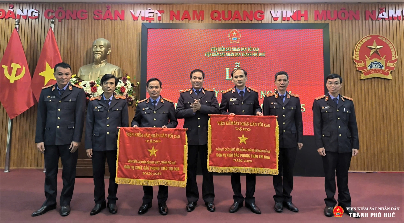 VKSND thành phố Huế trao Cờ thi đua ngành Kiểm sát nhân dân cho 02 tập thể tiêu biểu