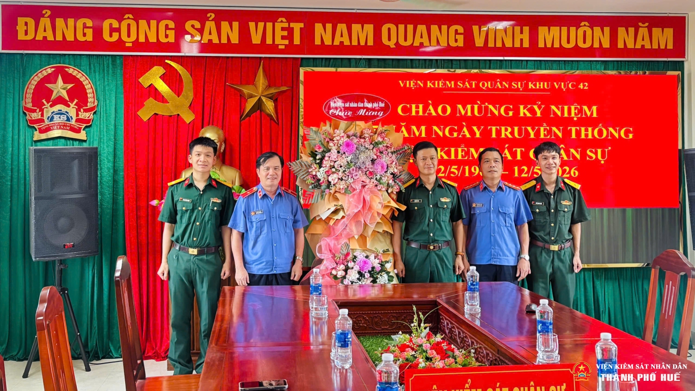 Đồng chí Nguyễn Trường - Phó Viện trưởng VKSND thành phố Huế tặng hoa chúc mừng VKSQS khu vực 42.