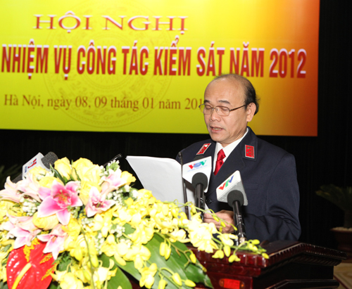 Đồng chí Hoàng Trọng Khảm, Viện trưởng VKSND tỉnh Thừa Thiên Huế trình bày tham luận