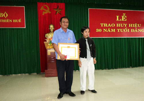 Đồng chí Võ Xuân Phúc trao huy hiệu 30 năm tuổi Đảng cho đồng chí Dư Thanh Chiến